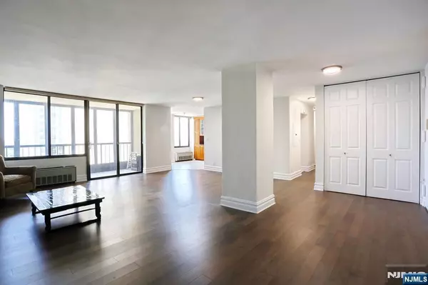 Cliffside Park, NJ 07010,300 Winston DR #908