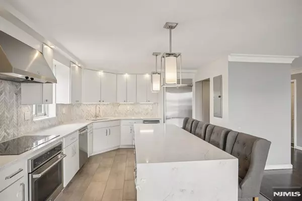 Edgewater, NJ 07020,1077 River RD #810