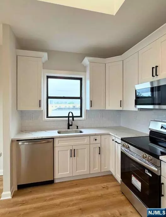 Cliffside Park, NJ 07010,584 Anderson AVE #5C