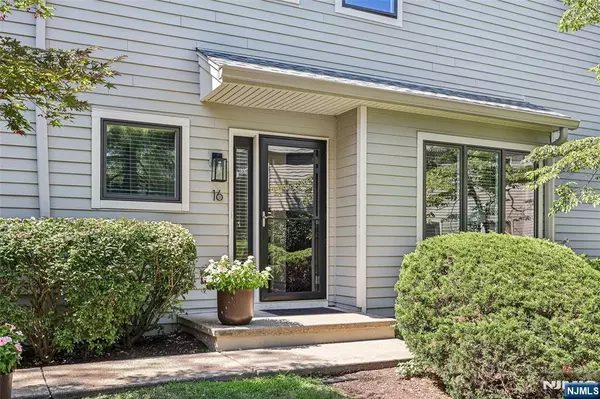 16 Spruce RUN, Ramsey, NJ 07446