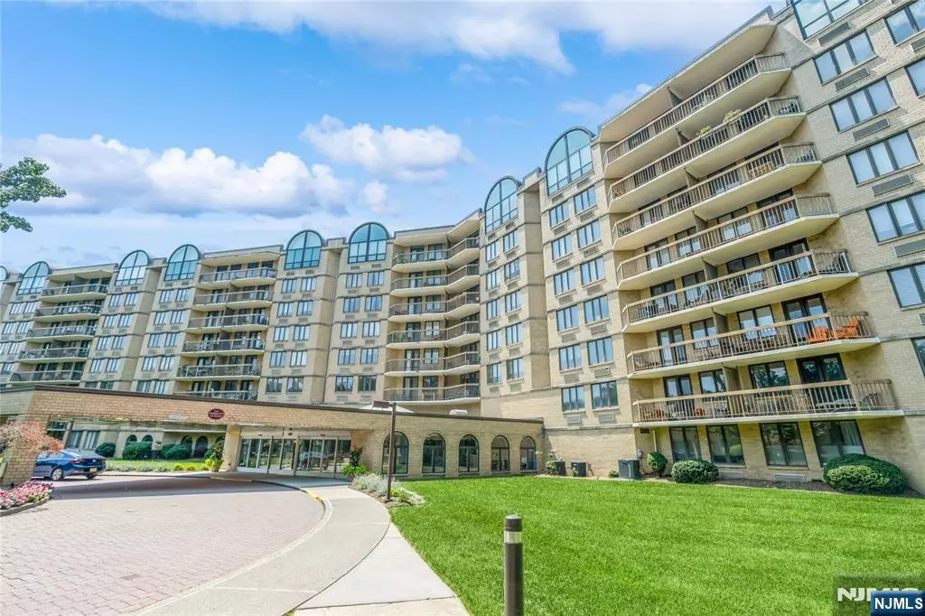 West Orange, NJ 07052,10 Smith Manor BLVD #121