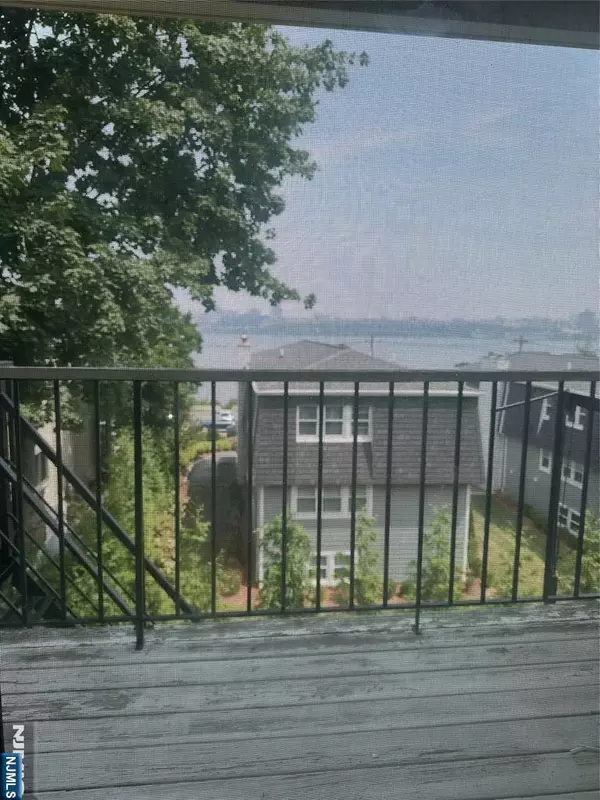 Edgewater, NJ 07020,91 Myrtle AVE #2