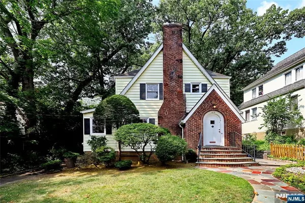 1272 E Laurelton Pkwy, Teaneck, NJ 07666