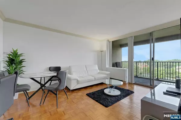 Fort Lee, NJ 07024,5 Horizon RD ##802