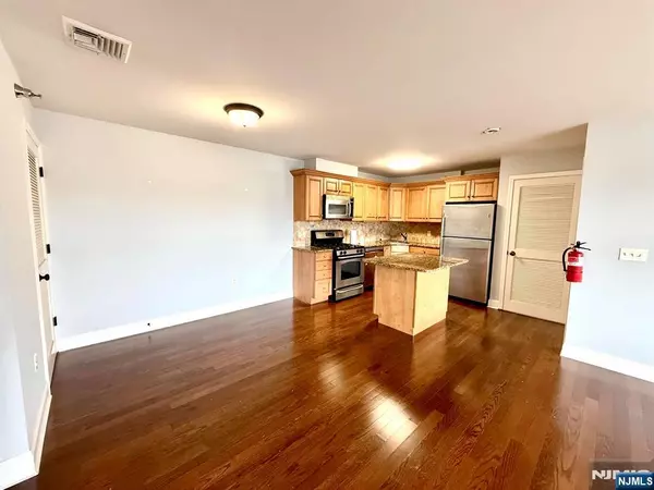 Palisades Park, NJ 07650,270 Grand AVE #4C