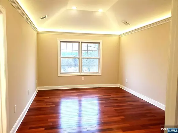 Ridgefield Park, NJ 07660,67 Birch ST #310