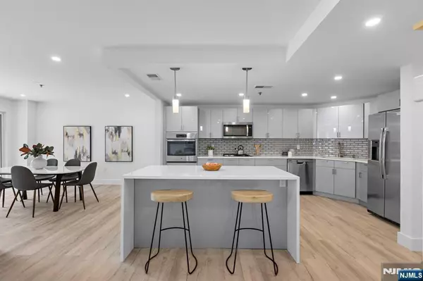 302 Smith CT, Edgewater, NJ 07020