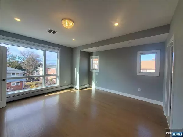 Palisades Park, NJ 07650,336A Highland AVE
