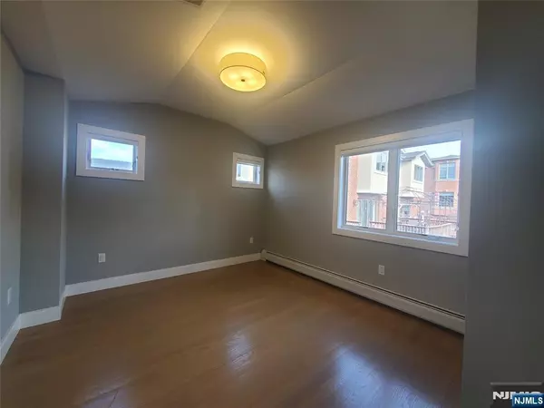 Palisades Park, NJ 07650,336A Highland AVE