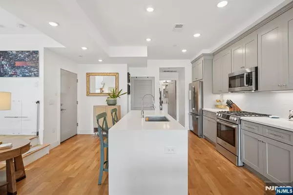 Jersey City, NJ 07302,382 7th ST #4