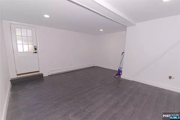 Edgewater, NJ 07020,401 Undercliff AVE #B