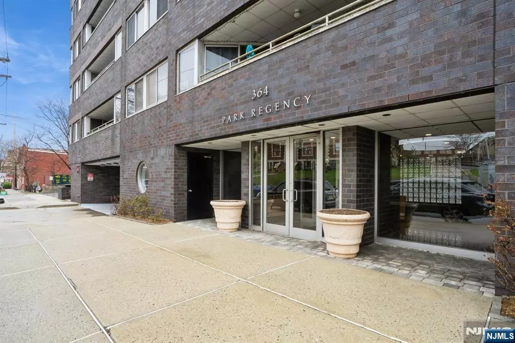 Cliffside Park, NJ 07010,364 Palisade AVE #4C