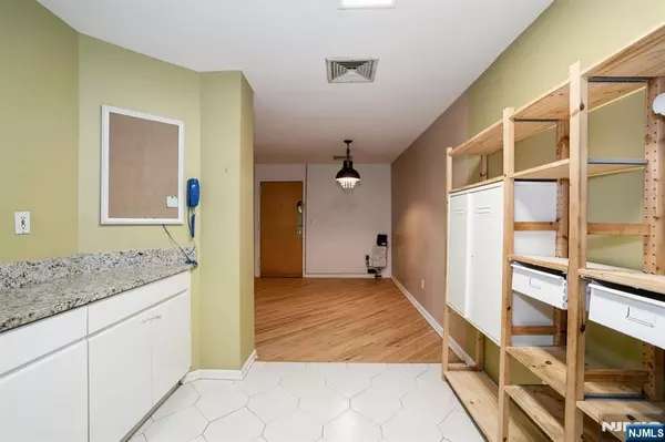 Cliffside Park, NJ 07010,364 Palisade AVE #4C