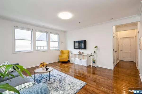 Rutherford, NJ 07070,22 Sylvan ST #3B