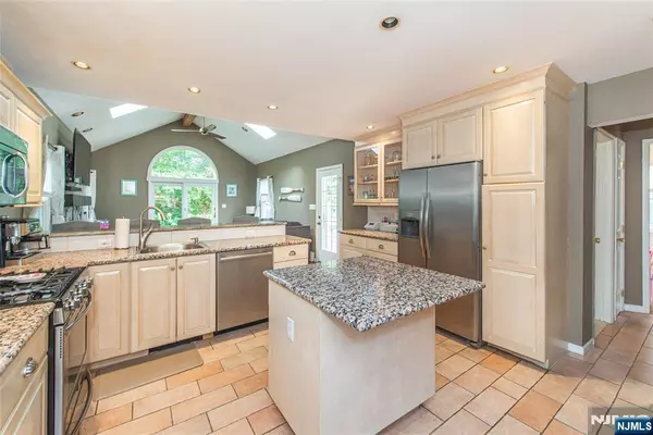 Ringwood, NJ 07456,48 Birch RD