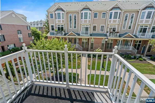 West New York, NJ 07093,293 Roslyn CT