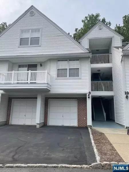 9-1 Vernon CT, Waldwick, NJ 07463