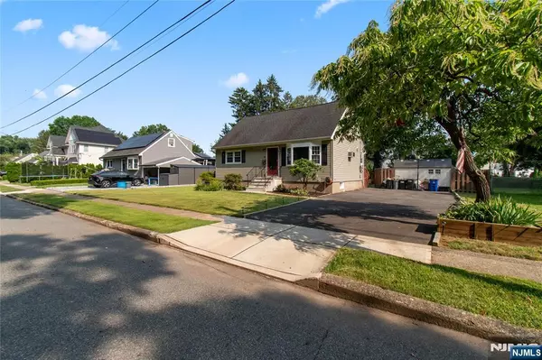 Pompton Lakes, NJ 07442,64 Barbara DR