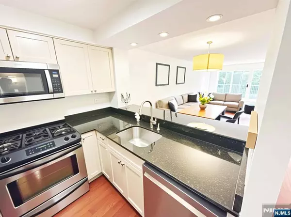 306 Williams CT #U306, Edgewater, NJ 07020