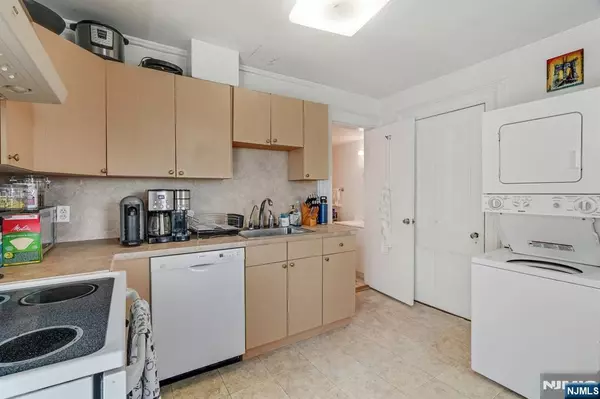 Montclair, NJ 07042,94 Park ST #2E