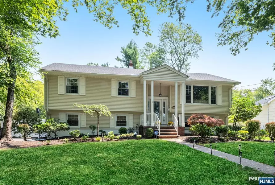 440 Yuhas DR, Paramus, NJ 07652