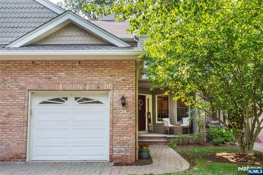 34 Trotters LN, Allendale, NJ 07401