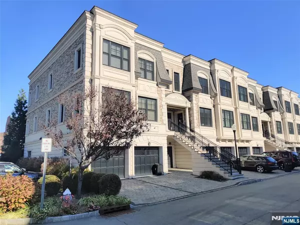 12 Marquis CT, Edgewater, NJ 07020