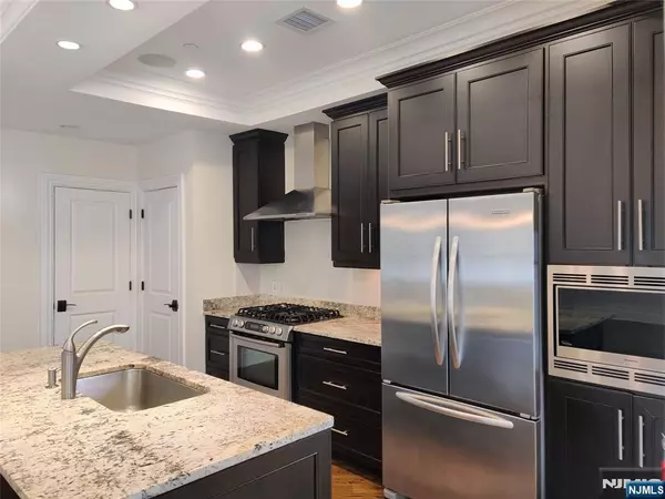 Edgewater, NJ 07020,12 Marquis CT