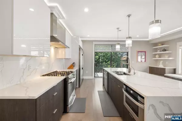 Palisades Park, NJ 07650,30 Henry AVE #B