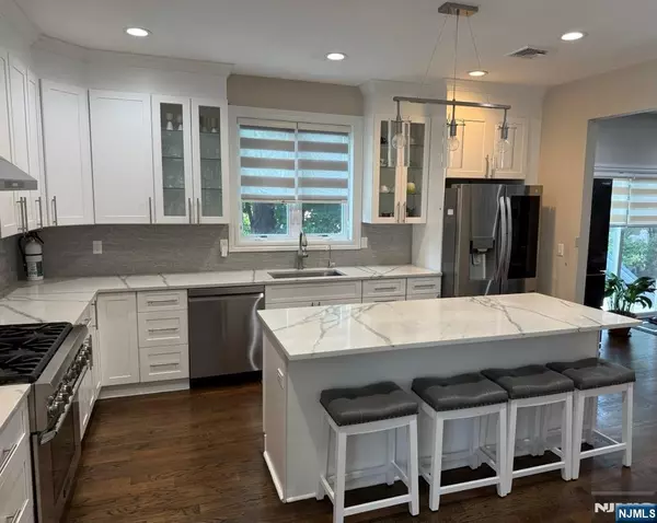 Tenafly, NJ 07670,25 Franklin ST