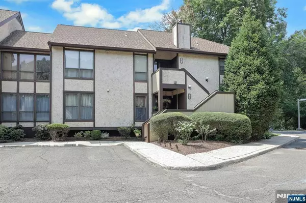 400 River Oaks DR, Rutherford, NJ 07070
