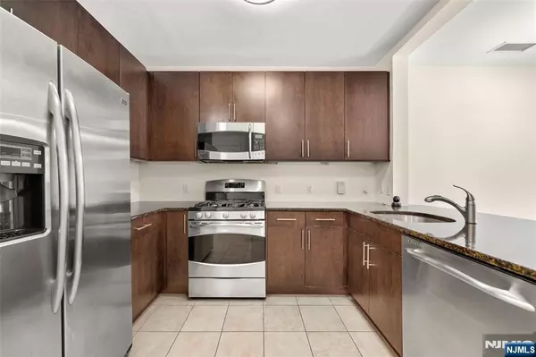Englewood, NJ 07631,3327 Riverview AVE #327