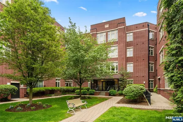 Englewood, NJ 07631,3327 Riverview AVE #327