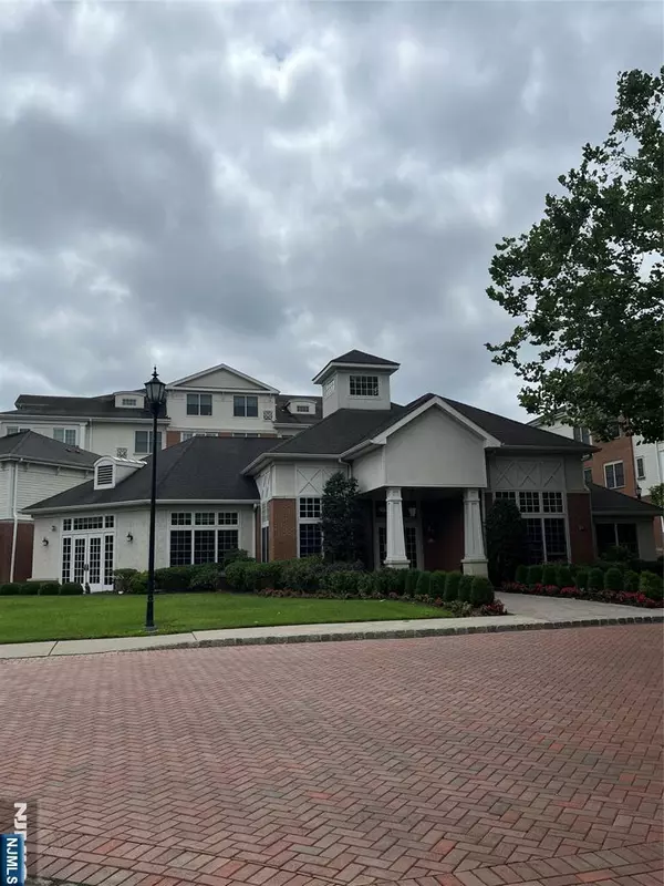 Tenafly, NJ 07670,2212 The Plaza