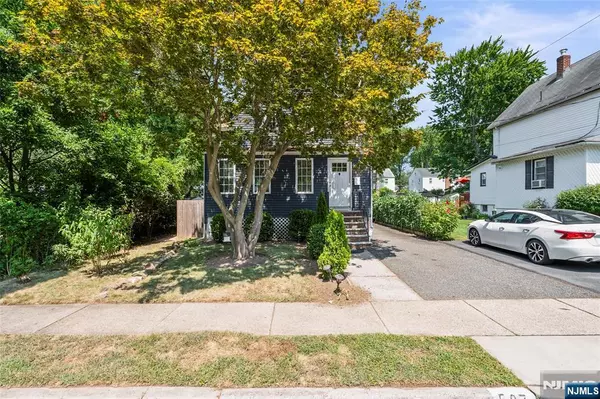Teaneck, NJ 07666,587 Kenwood PL