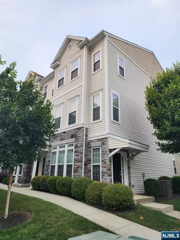 1 Iris LN, Garfield, NJ 07026