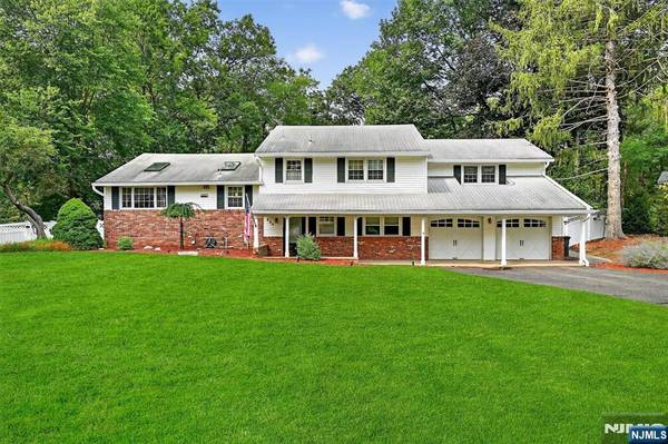 820 Clauss LN, River Vale, NJ 07675