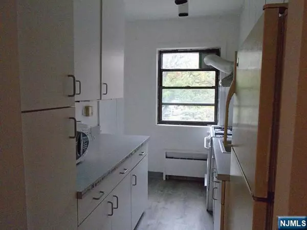 Fort Lee, NJ 07024,3030 Edwin AVE #4A