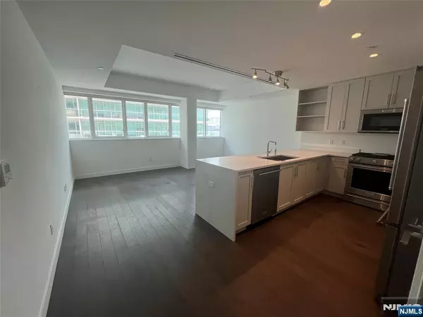 Weehawken, NJ 07086,800 Ave At Port Imperial #416