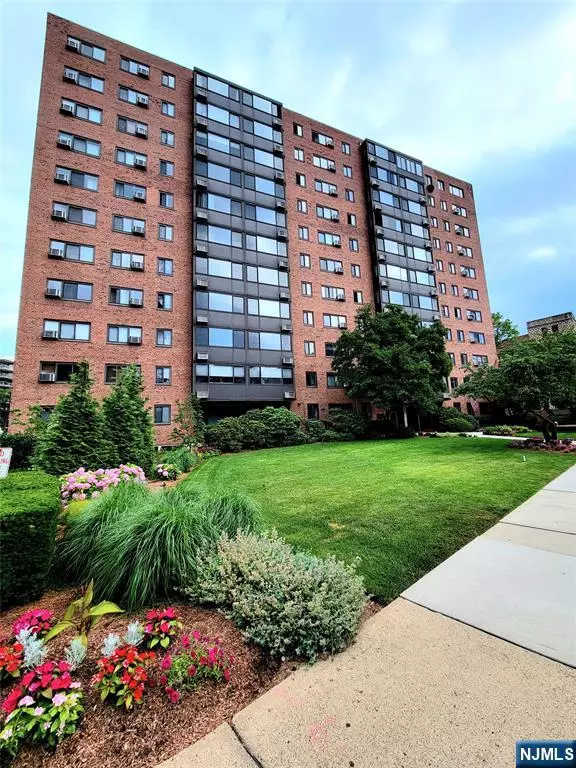 Hackensack, NJ 07601,90 Prospect AVE #11A