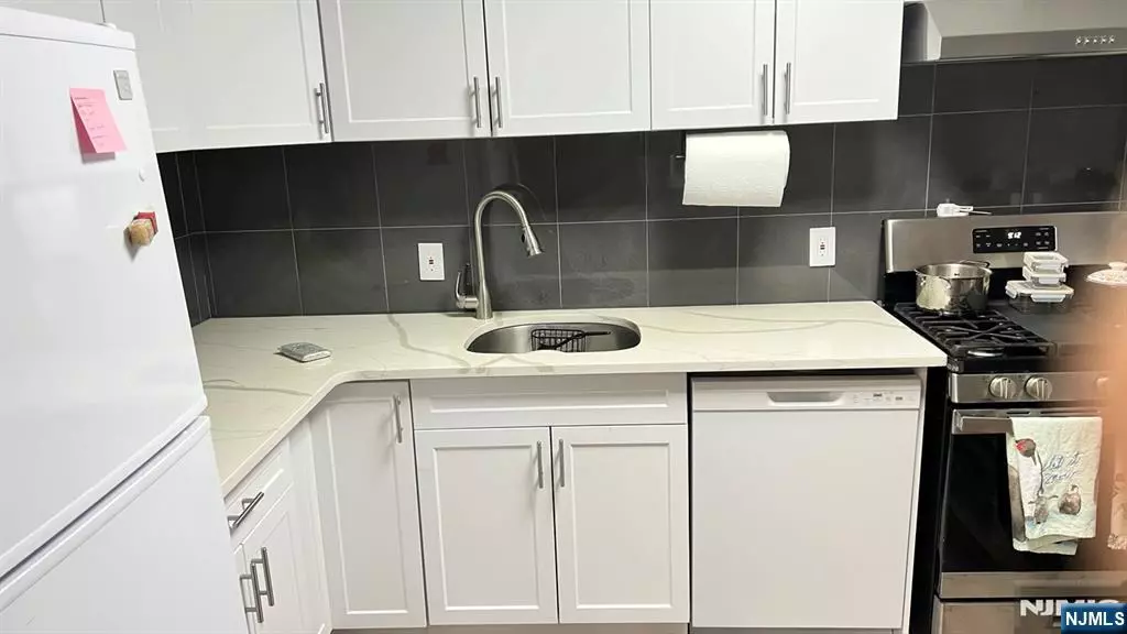 Fort Lee, NJ 07024,2348 Linwood AVE #2J
