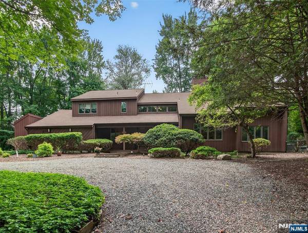 6 Timberland TRL, Montvale, NJ 07645