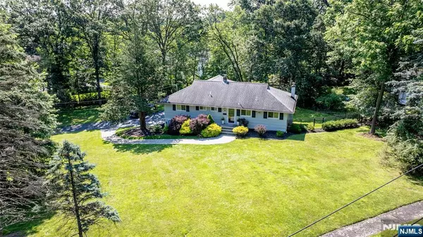 9 Cliffside DR, Livingston, NJ 07039