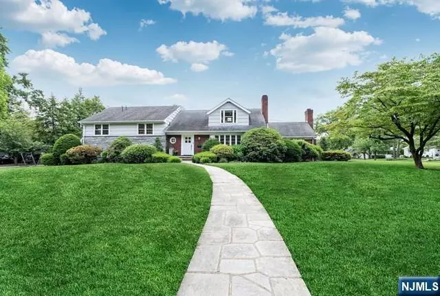 32 Lowell RD, Glen Rock, NJ 07452