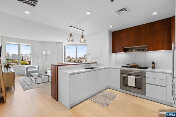 1000 Maxwell LN #10J, Hoboken, NJ 07030
