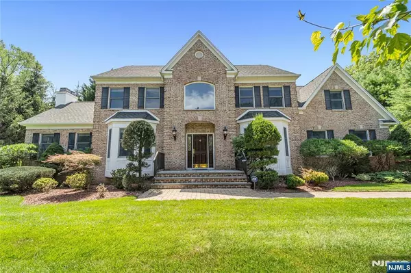 4 Michelle CT, Harrington Park, NJ 07640