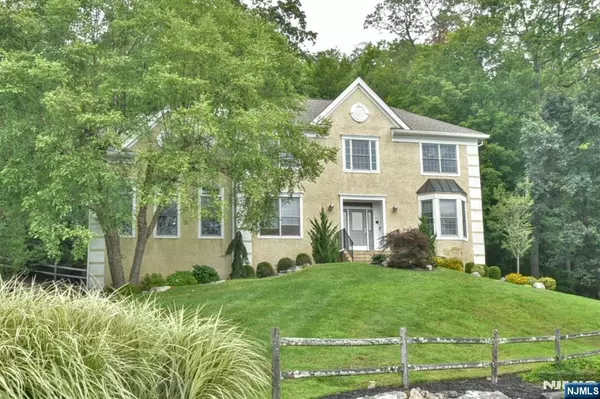 64 Cedar DR, Tuxedo Park, NY 10987