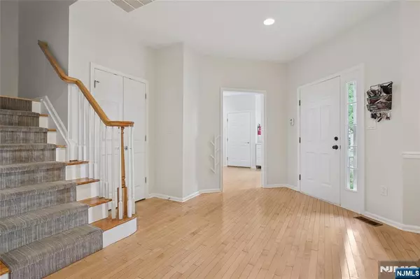 Livingston, NJ 07039,305 Binghampton LN