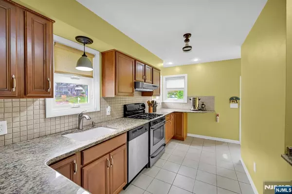 Oakland, NJ 07436,511 Ramapo Valley RD
