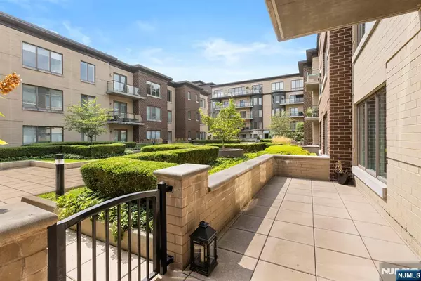 Weehawken, NJ 07086,250 Henley PL #206